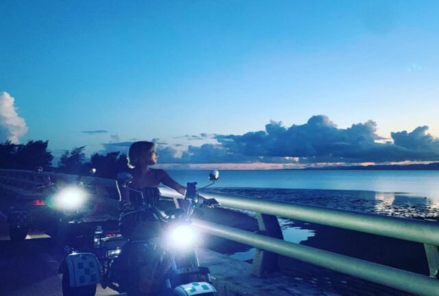 【沖縄・石垣島】《ガイド撮影付き》茜色の夕日をご案内！ EVトライクと夕暮れの石垣島を絶景サンセットツーリング