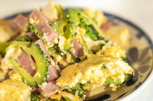 石垣島・鳩間島の食堂で味わう、本場のゴーヤチャンプルーと島豆腐。