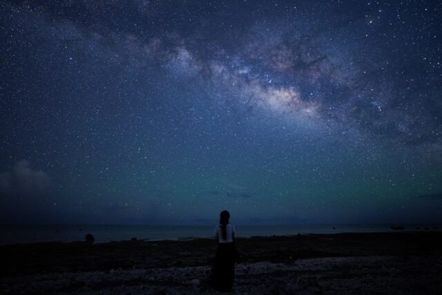 石垣島一人旅の夜に眺める満天の星空。天の川がはっきりと見える海岸での幻想的な風景。