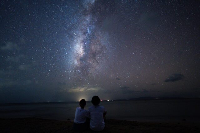 石垣島のホタルと一緒に楽しみたい満天の星空と天の川。絶景星空フォト。