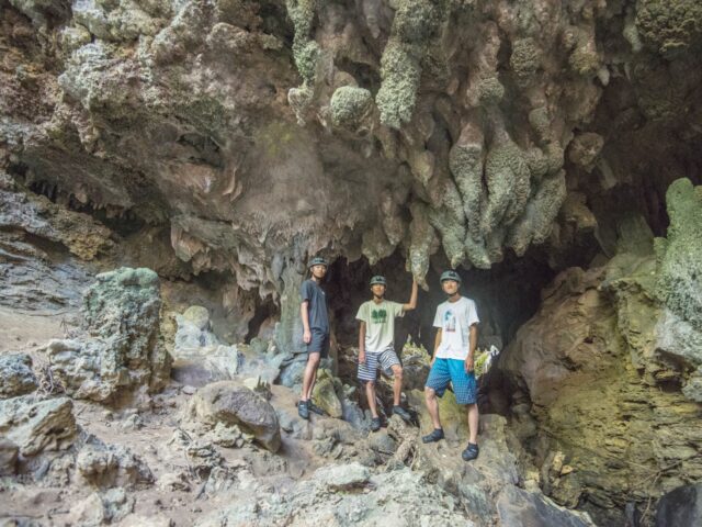 世界遺産西表島の秘境マングローブでSUP / カヌー体験＆鍾乳洞探検ツアー