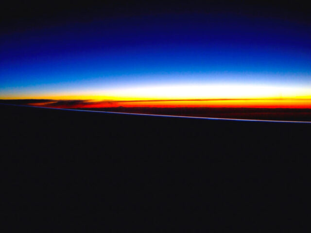 早朝のサガリバナ鑑賞ツアーで見られる石垣島の美しい夜明け。