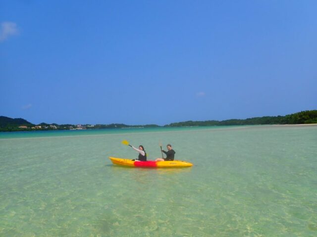 川平湾でカヌーをする2人