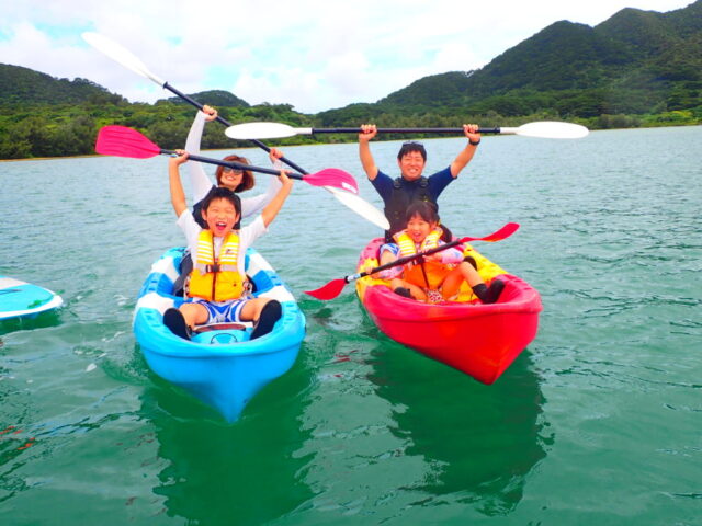 川平湾でカヌーを楽しむ親子