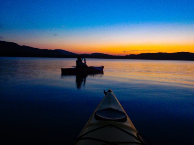 石垣島観光スポットで人気のサンセットカヤック。夕日を眺めながら海上で過ごす贅沢な時間。