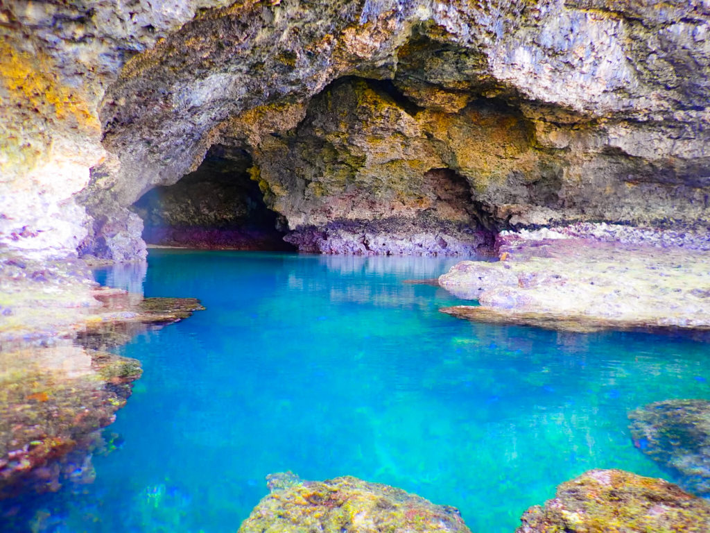 【沖縄・石垣島】話題の秘境！美しく青く輝く「青の洞窟」シュノーケル