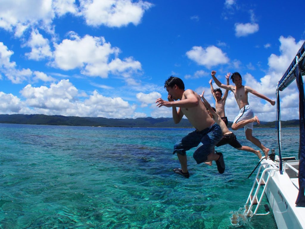 石垣島2泊3日のグループ旅行。ボートツアー中にエメラルドグリーンの海へダイブ。
