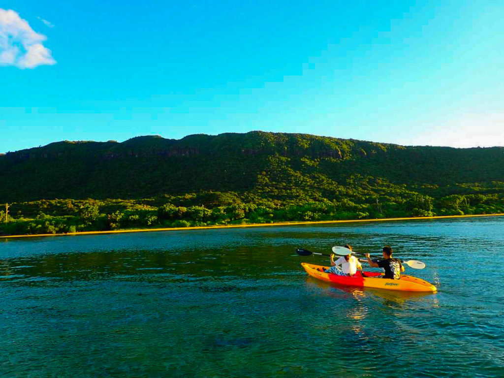 日本に17か所しかないミシュラン・グリーンガイド3つ星の川平湾でのカヌークルーズツアー
