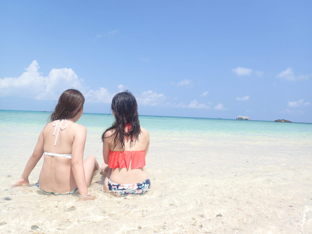 石垣島で女子旅を満喫する二人