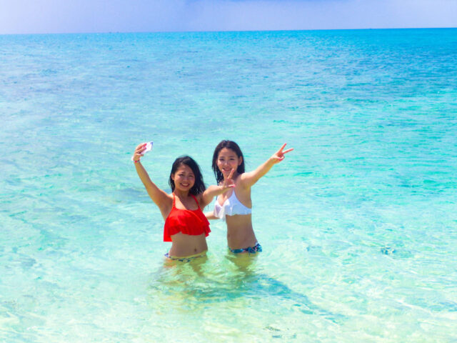 幻の島 浜島を楽しむ女性2人