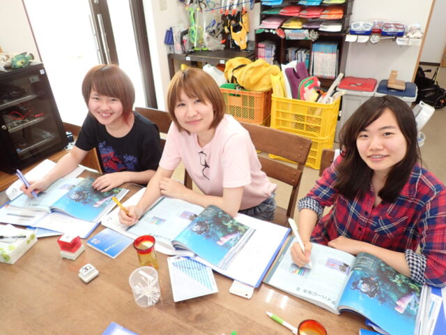 石垣島でダイビング講習を受ける3人