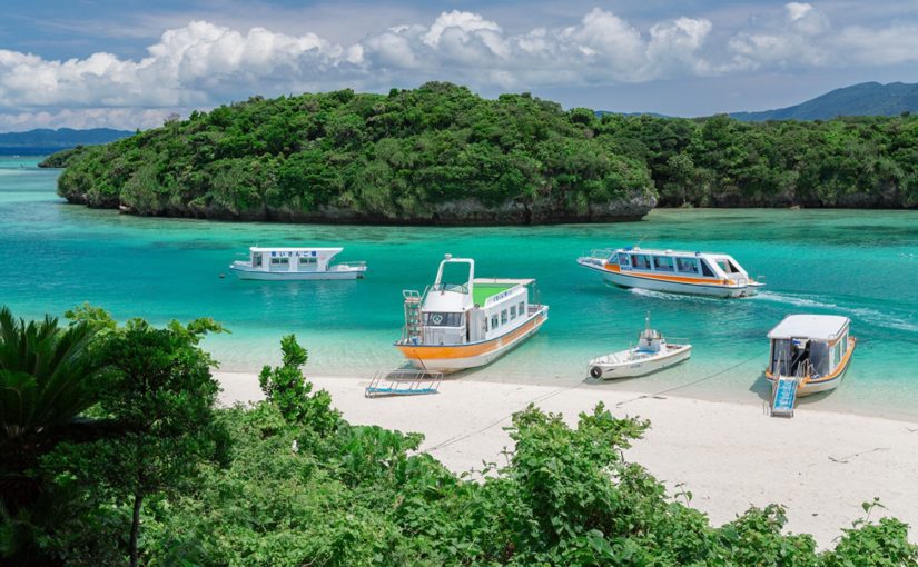 川平湾を出入りするたくさんのグラスボート