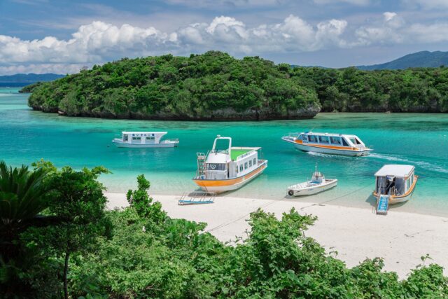 川平湾を出入りするたくさんのグラスボート