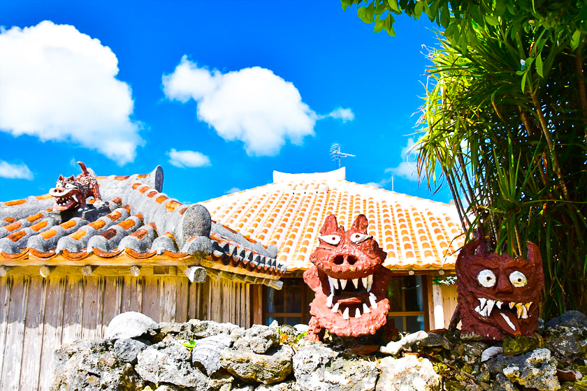 石垣島ハネムーンで出会う沖縄文化。伝統家屋の守り神、ユーモラスな表情のシーサー。
