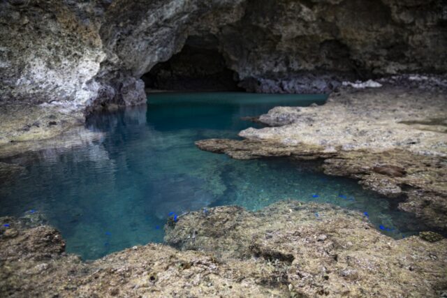石垣島の青の洞窟