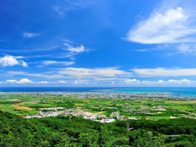石垣島を一望できるエメラルドの海を見る展望台