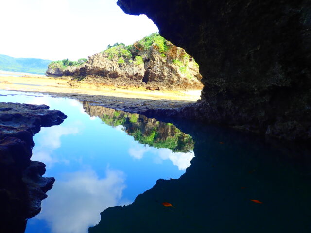 青の洞窟から見る風景