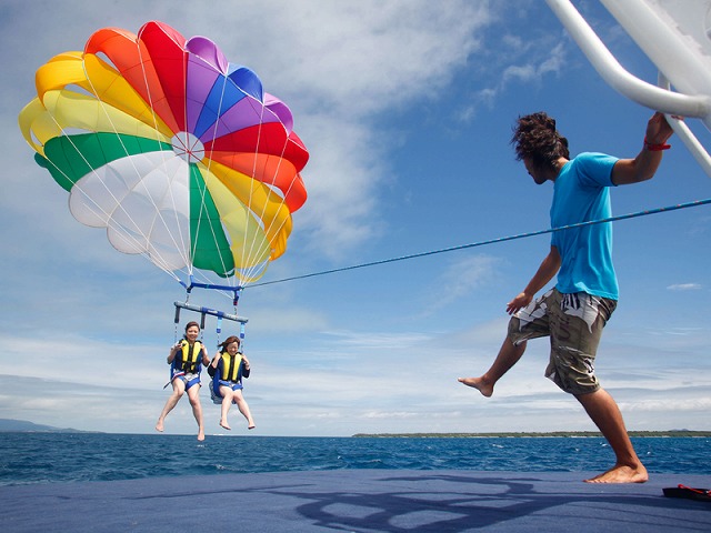 【沖縄・石垣島】誰でも気軽に参加できる！圧巻の青い海と空を体験できるパラセーリング100mコース