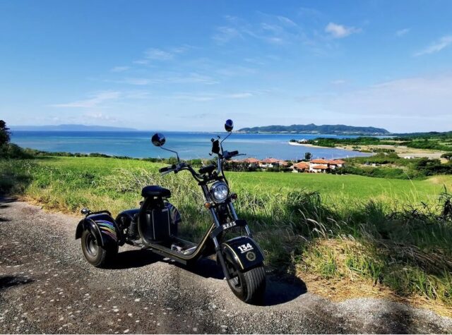 【沖縄・石垣島】【要普通免許】ヘルメット装着不要の三輪バイク！EVトライクレンタル