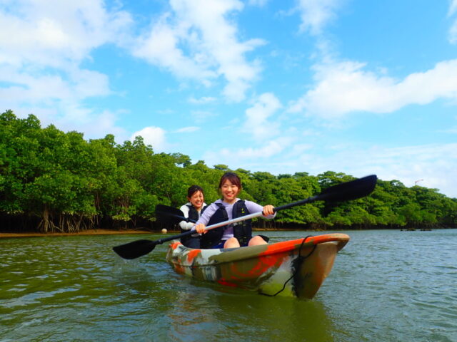 宮良川でカヌーをする2人