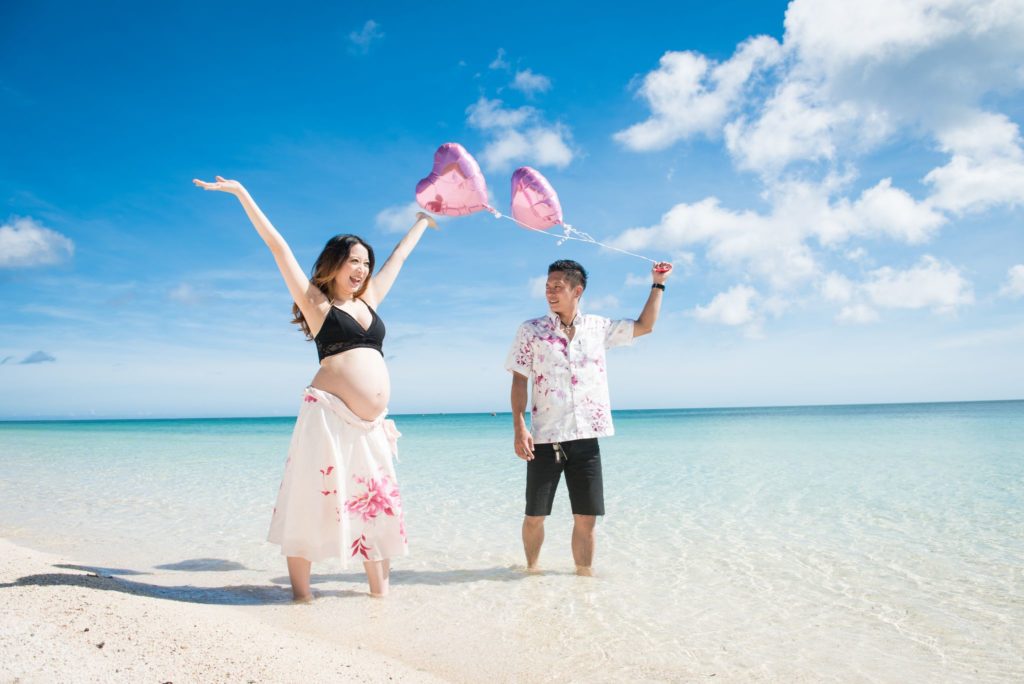 石垣島の海でマタニティフォトを撮るカップル