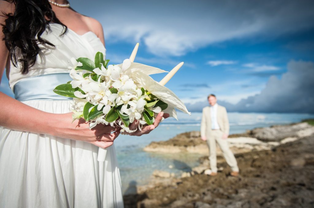 石垣島の海岸で結婚記念撮影