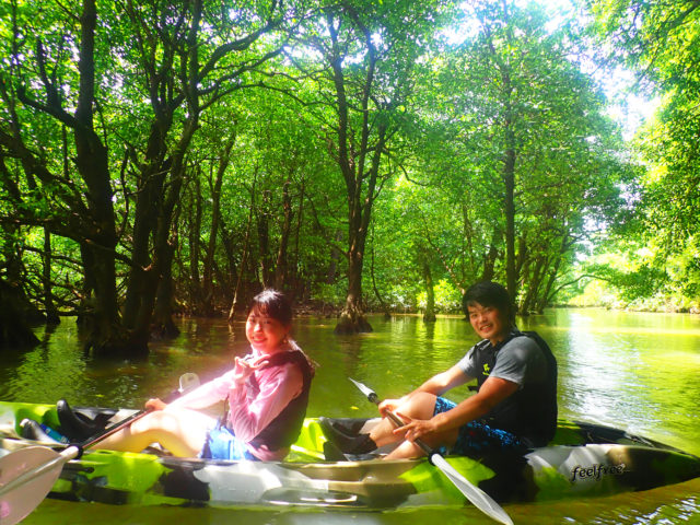 石垣島1泊2日のネイチャー体験。マングローブの森をカヤックで探検する様子。