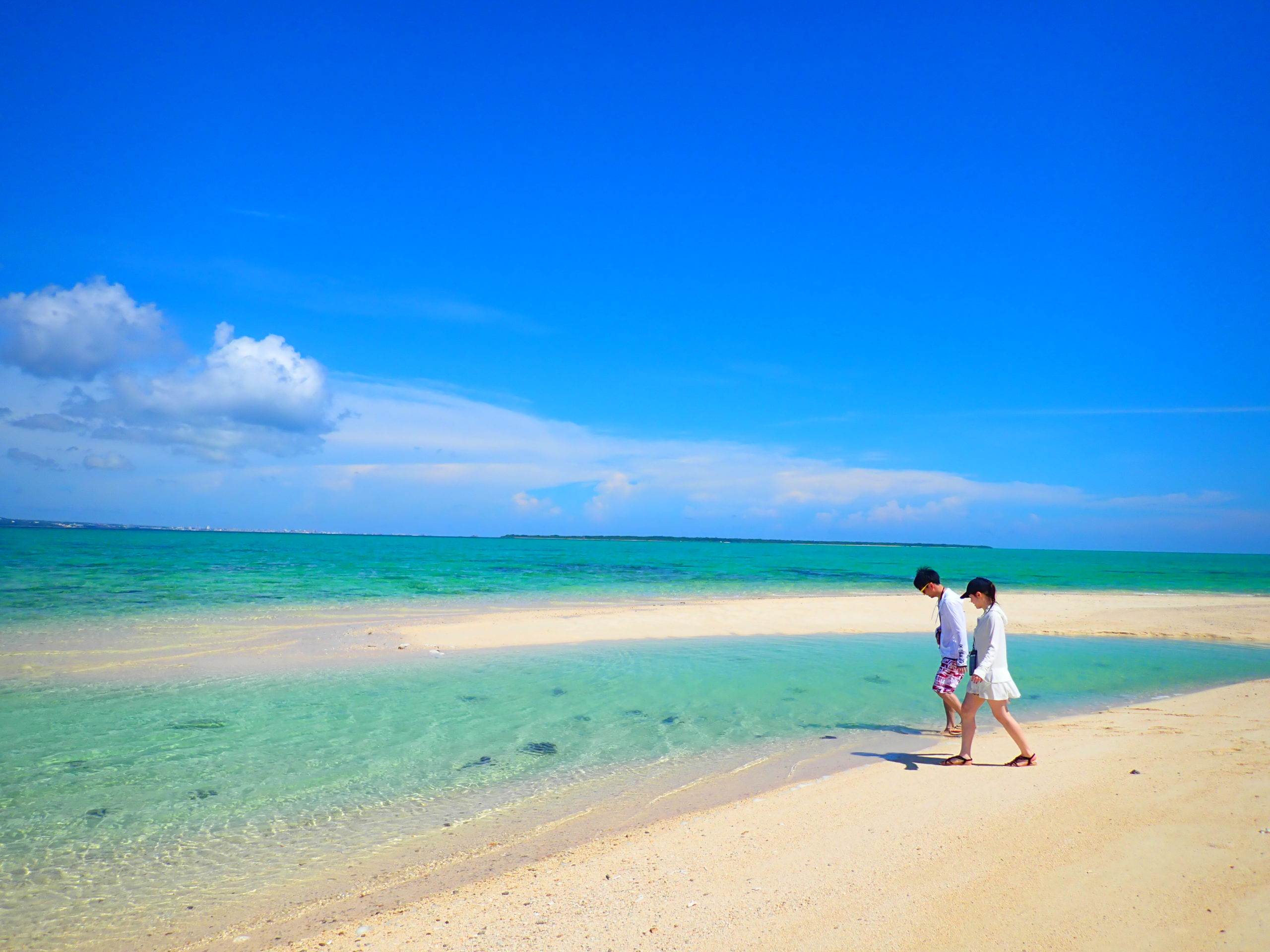 石垣島、幻の島上陸&シュノーケリング、カップルで白い砂浜の上を歩く
