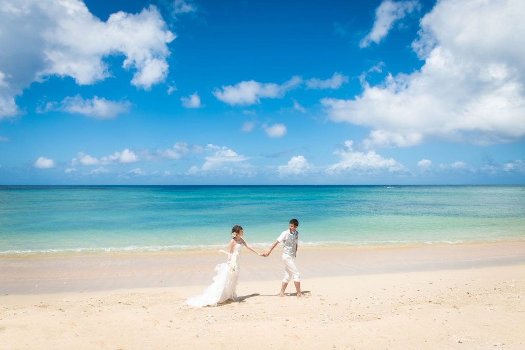 石垣島の海とドレス姿のカップル