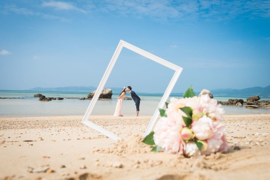 石垣島のビーチでキスをするカップル