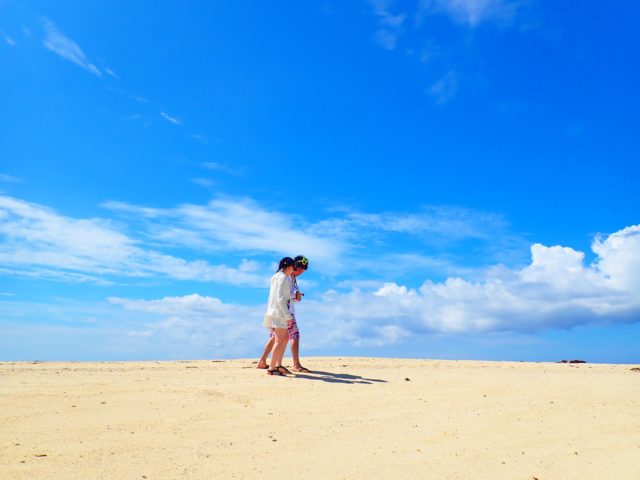 石垣島、幻の島浜島上陸&シュノーケリングツアー、カップルで白い砂浜を歩く