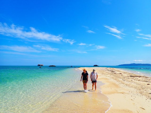 石垣島、幻の島浜島上陸&シュノーケリングツアー、白い砂浜を歩く
