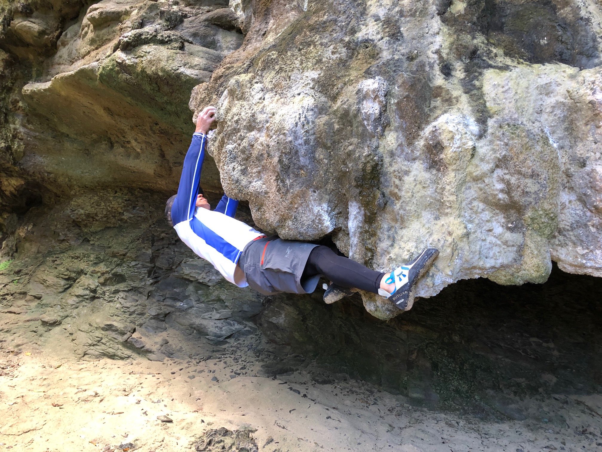石垣島の海岸沿い、自然の岩でボルダリング！(No.488)※写真待ち