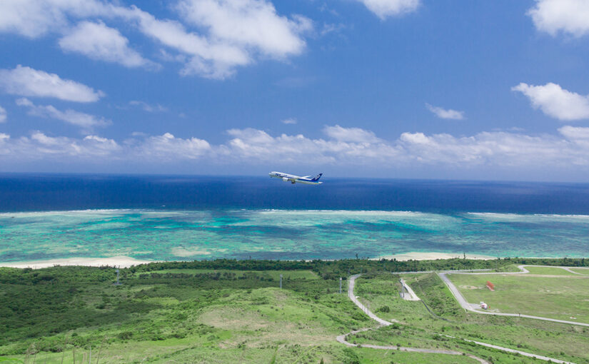 沖縄の空を飛ぶ飛行機