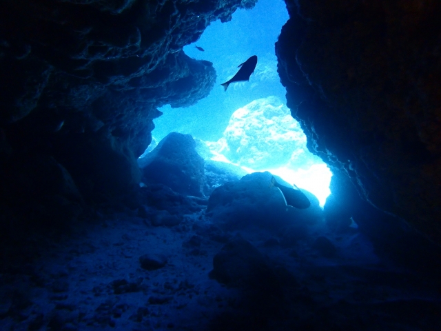 真栄田岬　青の洞窟