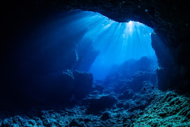 沖縄本島　恩納村　青の洞窟