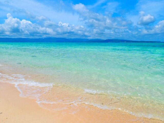 鳩間島のビーチから望む、石垣島隣接の西表島の島影。