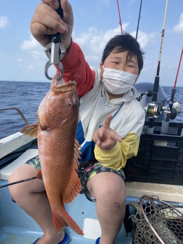 【石垣島/半日貸切】釣りガイド歴10年のベテラン船長を独り占め！プライベートな釣り半日チャーターツアー【居酒屋で調理可能】（No.359）