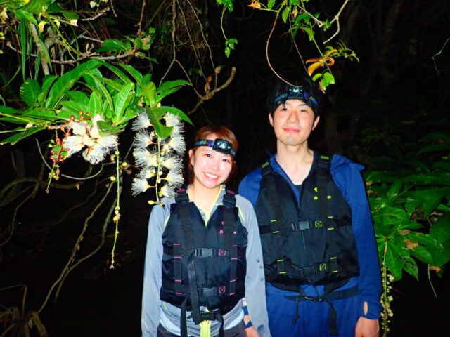 石垣島サガリバナ夜間鑑賞ツアーで、開花したばかりの花と記念撮影。