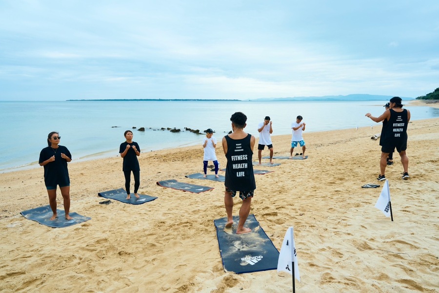 【石垣島/2日間】リゾートフィットネスで石垣島を満喫☆美しいビーチでヨガやキックボクシング・サウナでリフレッシュ！島内観光・船上BBQなど盛り沢山な2日間《移動送迎＆オリジナルTシャツ付き》（No.584）