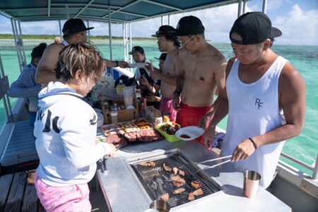 【石垣島/2日間】リゾートフィットネスで石垣島を満喫☆美しいビーチでヨガやキックボクシング・サウナでリフレッシュ！島内観光・船上BBQなど盛り沢山な2日間《移動送迎＆オリジナルTシャツ付き》