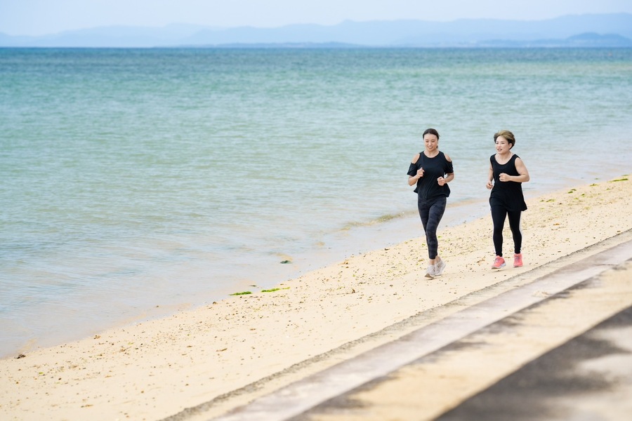 【石垣島/2日間】リゾートフィットネスで石垣島を満喫☆美しいビーチでヨガやキックボクシング・サウナでリフレッシュ！島内観光・船上BBQなど盛り沢山な2日間《移動送迎＆オリジナルTシャツ付き》（No.584）