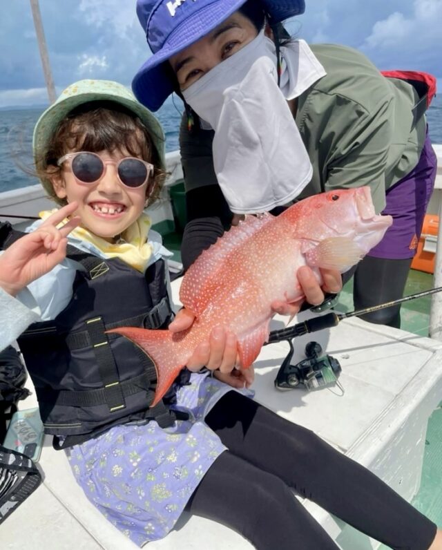 親子　船釣り　女の子　お母さん　魚