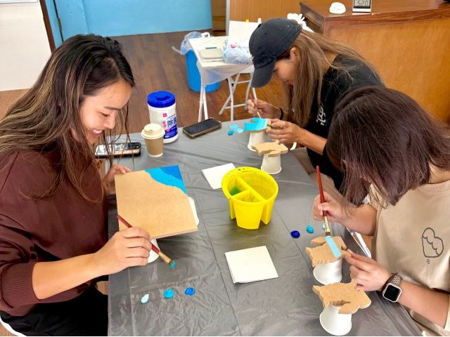 石垣島旅行の台風対策におすすめの屋内アクティビティ。シーサーの絵付け体験。