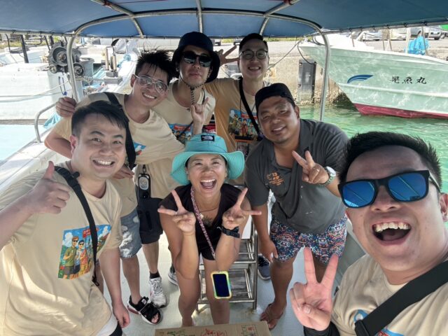 石垣島で釣りツアー体験を楽しむ観光客