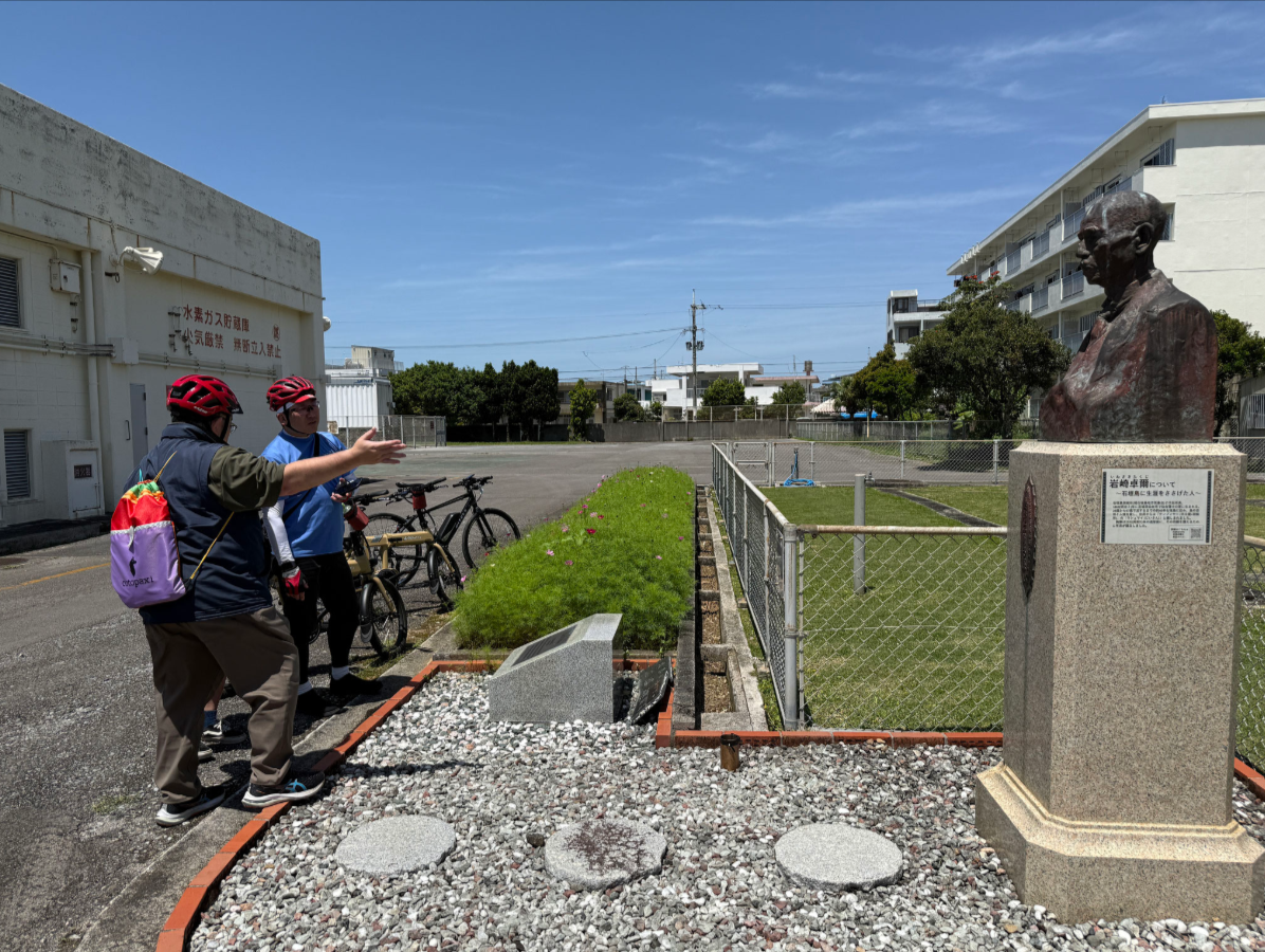 【石垣島/3時間】石碑や裏路地をめぐるディープな体験！サイクリングで巡る観光ガイドツアー☆電動アシスト付きで楽々移動《初心者歓迎/レンタサイクル付き》（No.258）