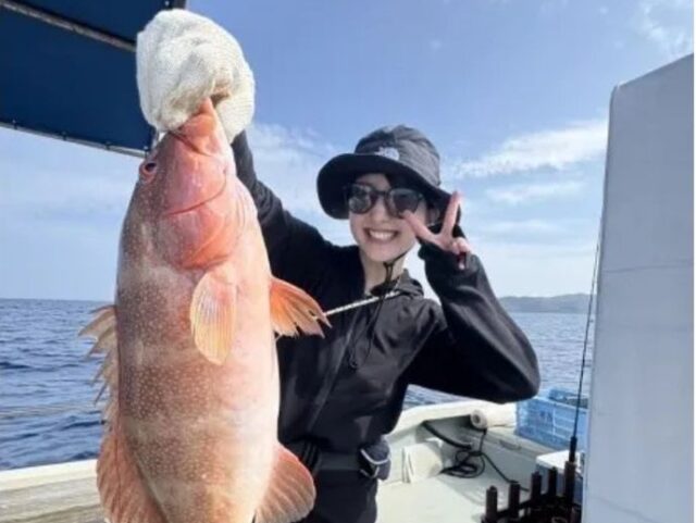 石垣島の海で釣り上げた魚と笑顔の参加者