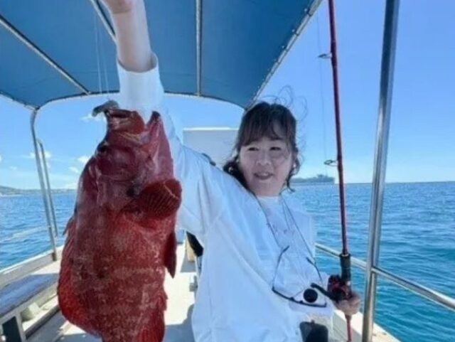 石垣島釣りツアーで巨大魚を釣り上げる参加者