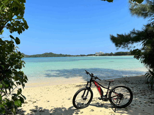 石垣島の青い海とビーチでサイクリングを楽しむ風景