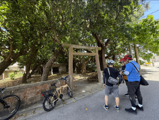 石垣島の神社で休憩する自転車ツアー参加者
